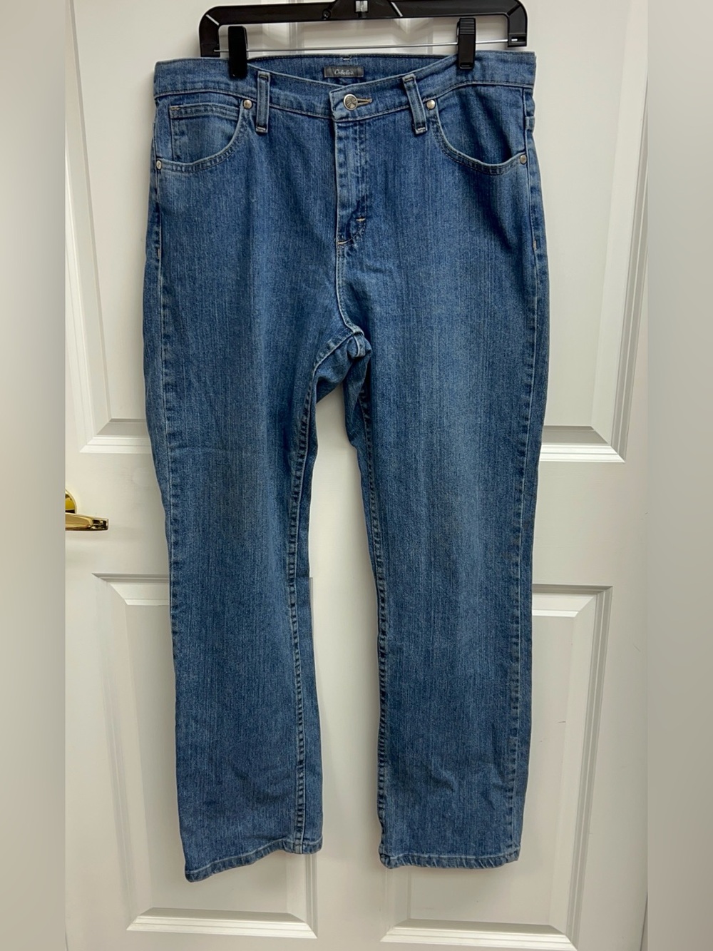 Cabela's straight-leg denim jeans in a classic medium wash Size 10